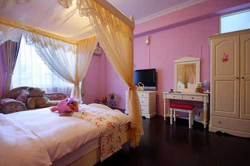 Phòng cưới lãng mạn với sơn màu hồng ngọt ngào.