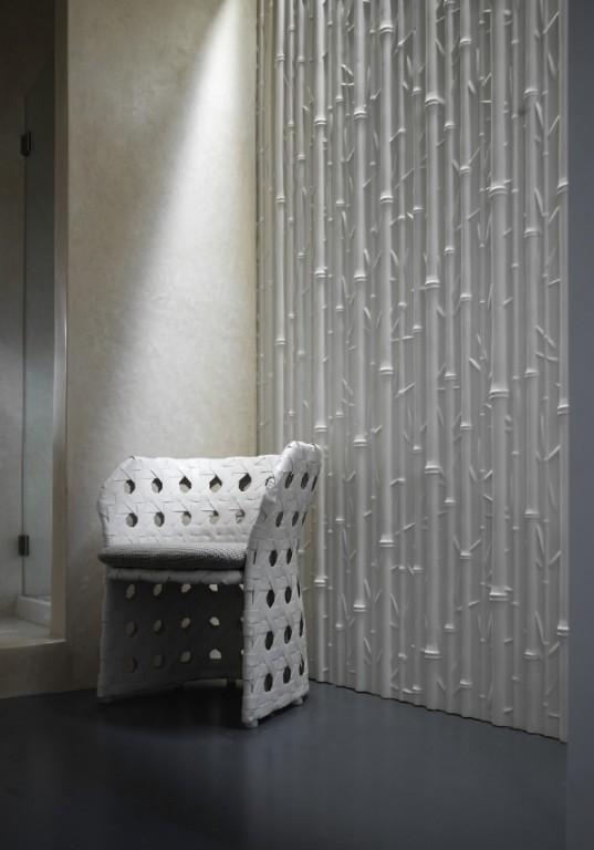 Một bức tường gậy tre thiết kế điển hình, một ví dụ hoàn hảo cho thiết kế hữu cơ phù hợp cho mọi môi trường.