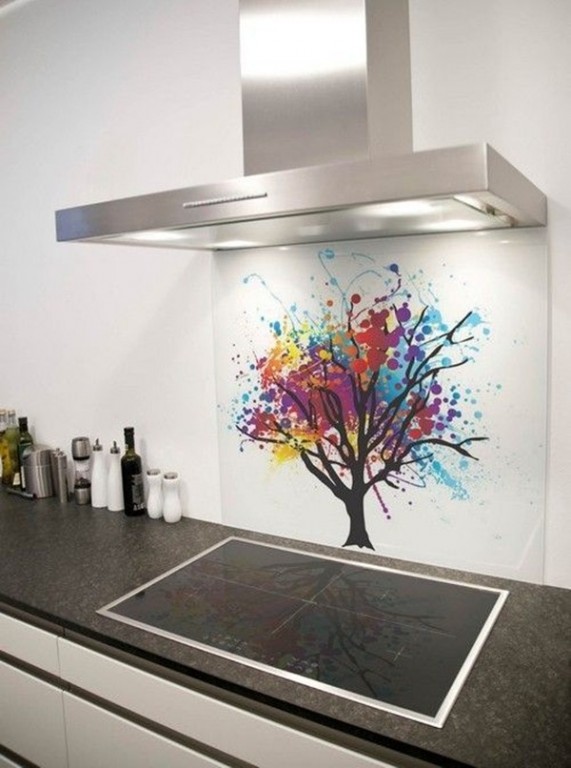 Vách kính cường lực vừa có tác dụng trang trí như một bức tranh vừa chống bám bẩn lên tường bếp khi nấu nướng.