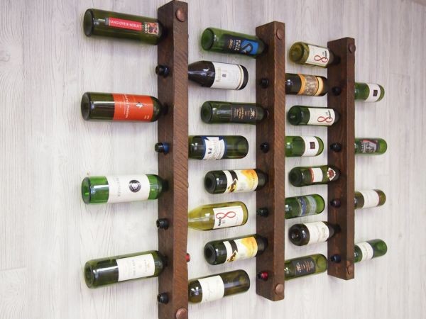 Kệ lưu trữ rượu treo tường độc đáo và ấn tượng, cùng lúc có thể treo được 24 chai rượu.