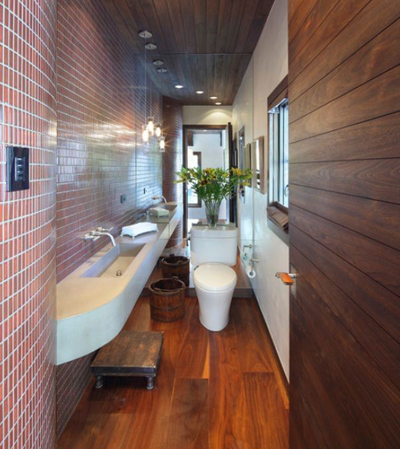 Treo nội thất sẽ khắc phục được phần nào nhược điểm của phòng tắm dài và hẹp.