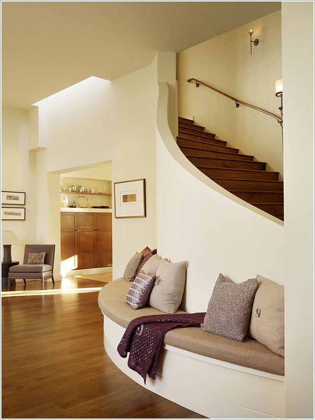Wedo thiết kế thêm ghế ngồi dưới chân cầu thang cho phòng khách