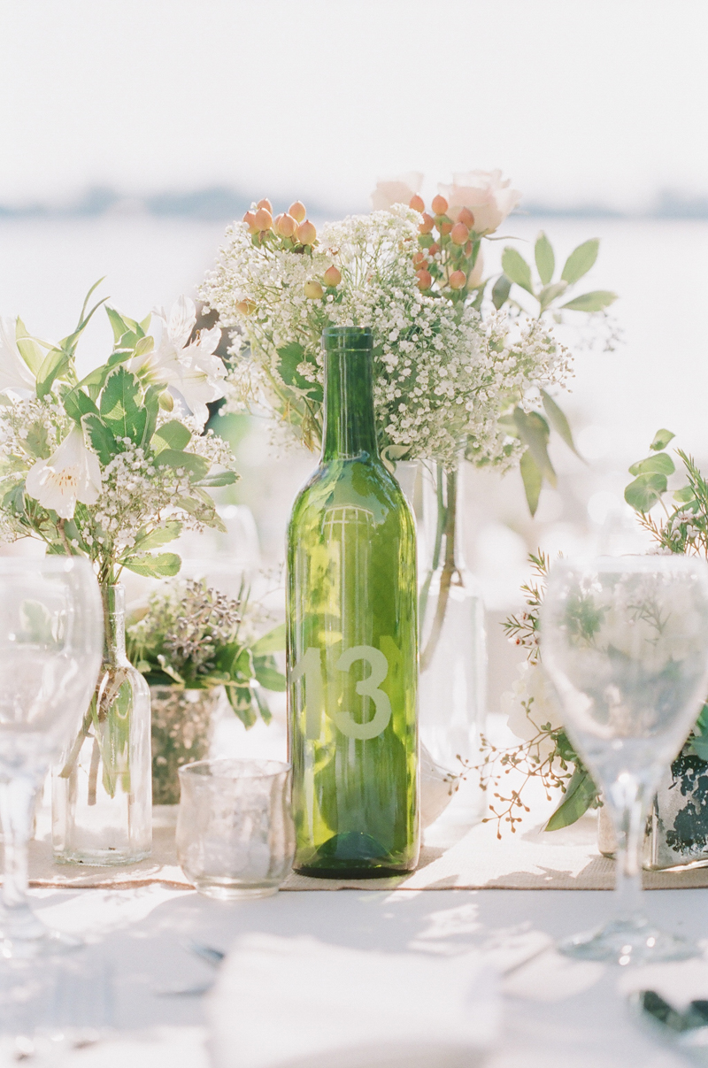 Wedo tư vấn trang trí nhà đẹp với bình hoa bằng vỏ chai rượu cũ