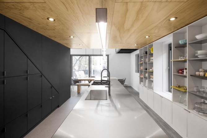 Wedo thiết kế nội thất nhà bếp đẹp với 2 màu đen trắng và gỗ tự nhiên