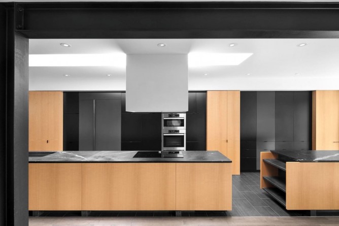 Wedo thiết kế nội thất nhà bếp đẹp với 2 màu đen trắng và gỗ