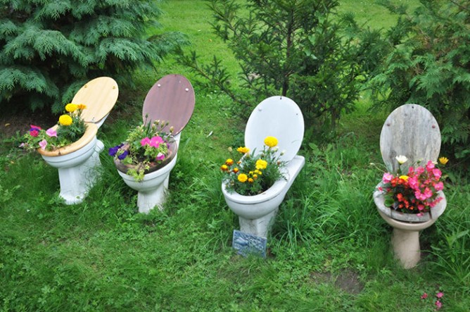 Wedo tư vấn thiết kế sân vườn đẹp như cổ tích với toilet cũ