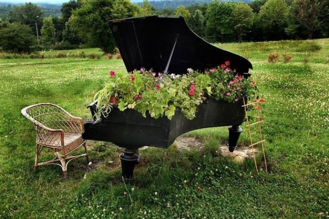 Wedo tư vấn thiết kế sân vườn đẹp như cổ tích với đàn piano cũ
