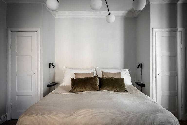 Màu sắc là điểm sáng trong thiết kế phòng ngủ. Gam màu trắng lấy làm chủ đạo, cho người ta cảm giác về sự cơi nới chiều cao. 
Bên cạnh đó, nó có khả năng tương phản ánh sáng, rất thích hợp cho những căn hộ bị thiếu sáng