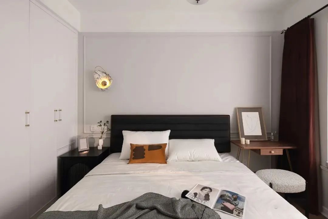 Phòng ngủ master hiện đại với gỗ, có sử dụng phào đơn giản để làm mềm không gian