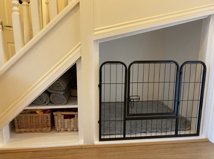 Gầm cầu thang trở thành phòng ngủ 
và là nơi cất trữ đồ dùng cho thú cưng