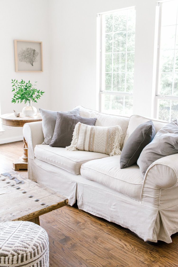 Vải phủ sofa là lựa chọn thông minh, bạn có thể giặt và thay mới khi cần thiết