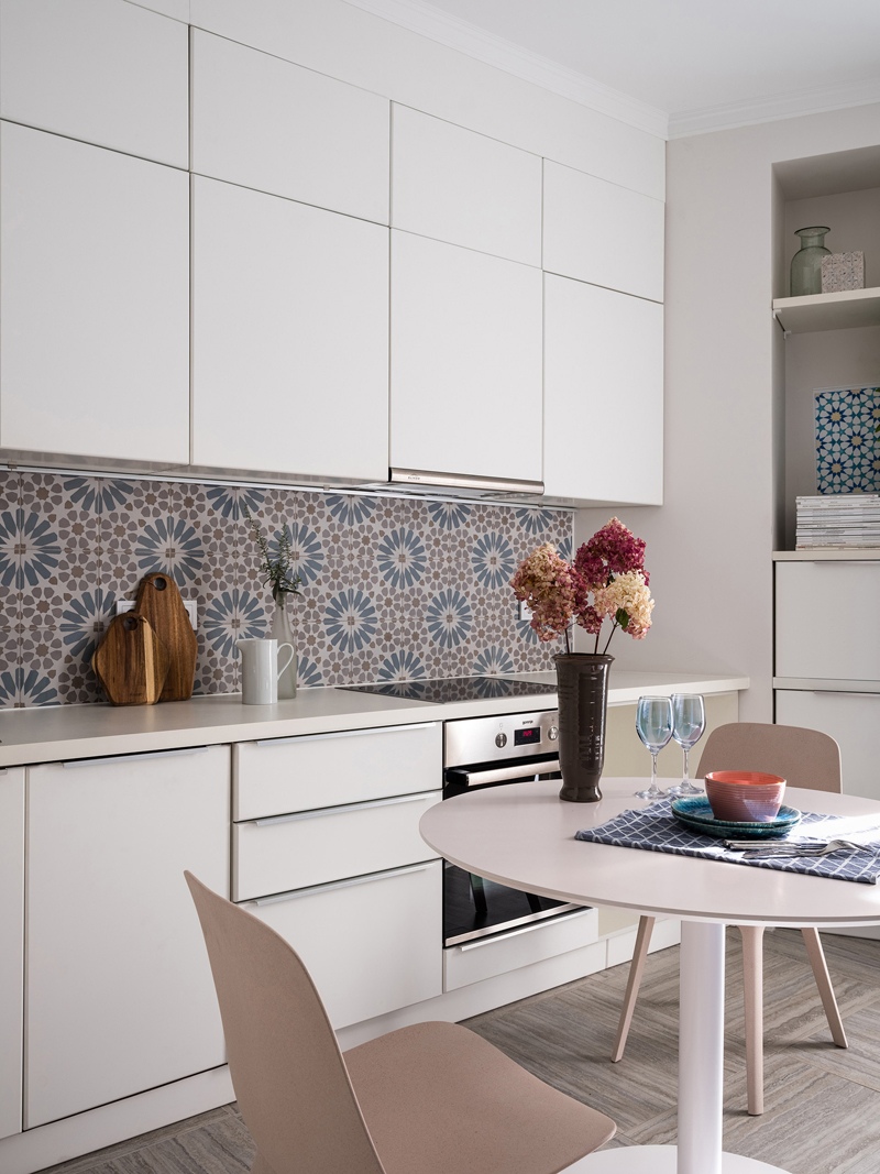 Tủ bếp màu kem cùng nội thất sáng màu giúp không gian của bạn rộng rãi sáng sủa hơn