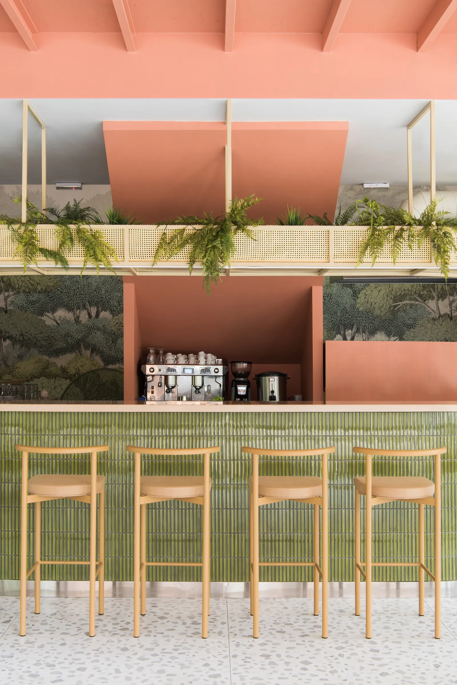 Thiết kế quán cà phê bằng tre ấn tượng với đèn quầy bar từ mây đan và dương xỉ