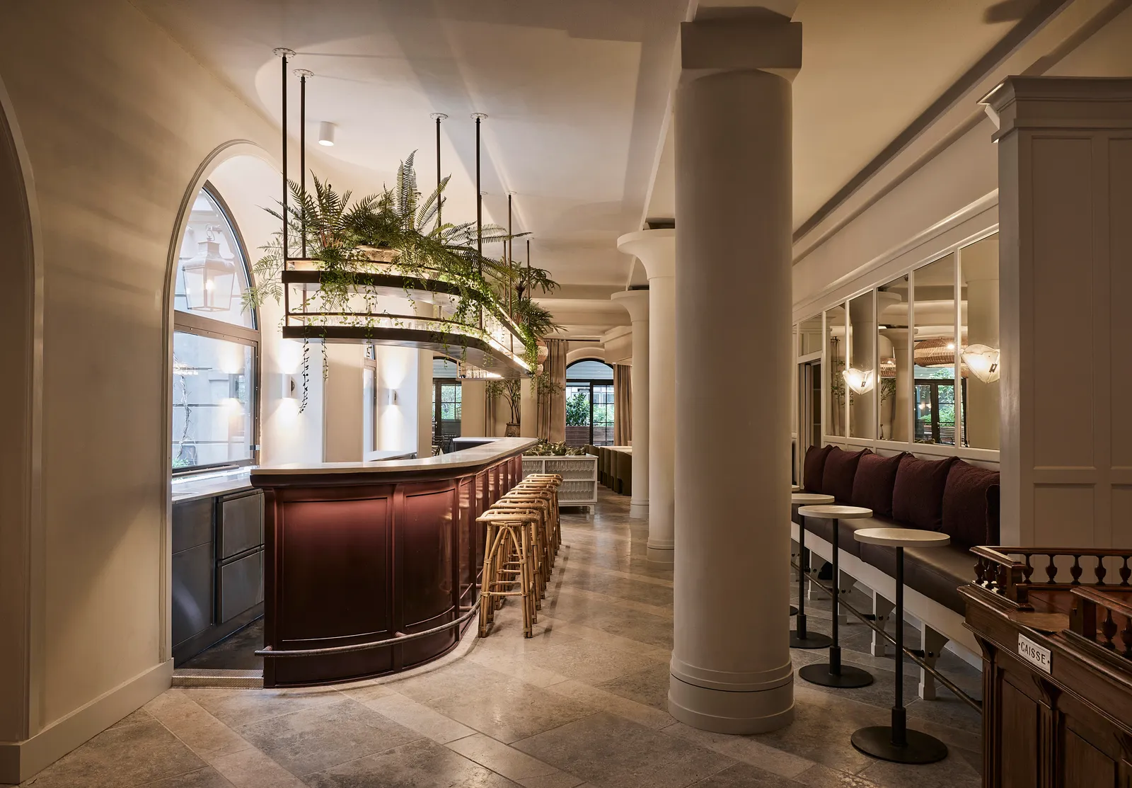 Mẫu thiết kế quán cafe đẹp ngang 4m phong cách cổ điển