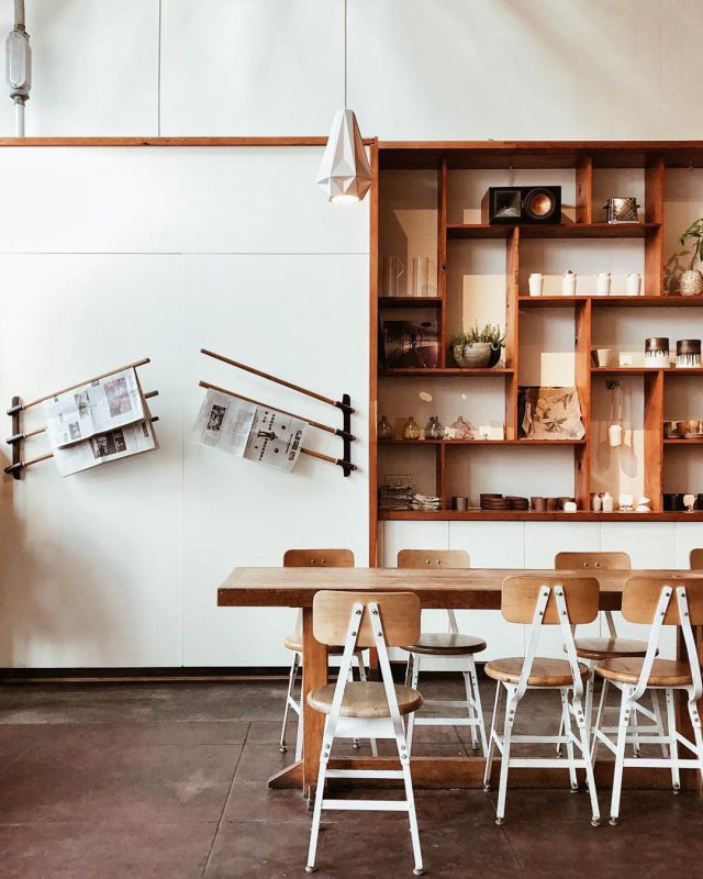 Thiết kế quán cafe không gian nhỏ đang là một xu hướng trong lĩnh vực kinh doanh cafe, là loại hình được nhiều bạn trẻ lựa chọn. Mô hình này cũng dần trở thành chủ đề hot trên các trang mạng xã hội với việc đầu tư đơn giản và chi phí phải chăng.