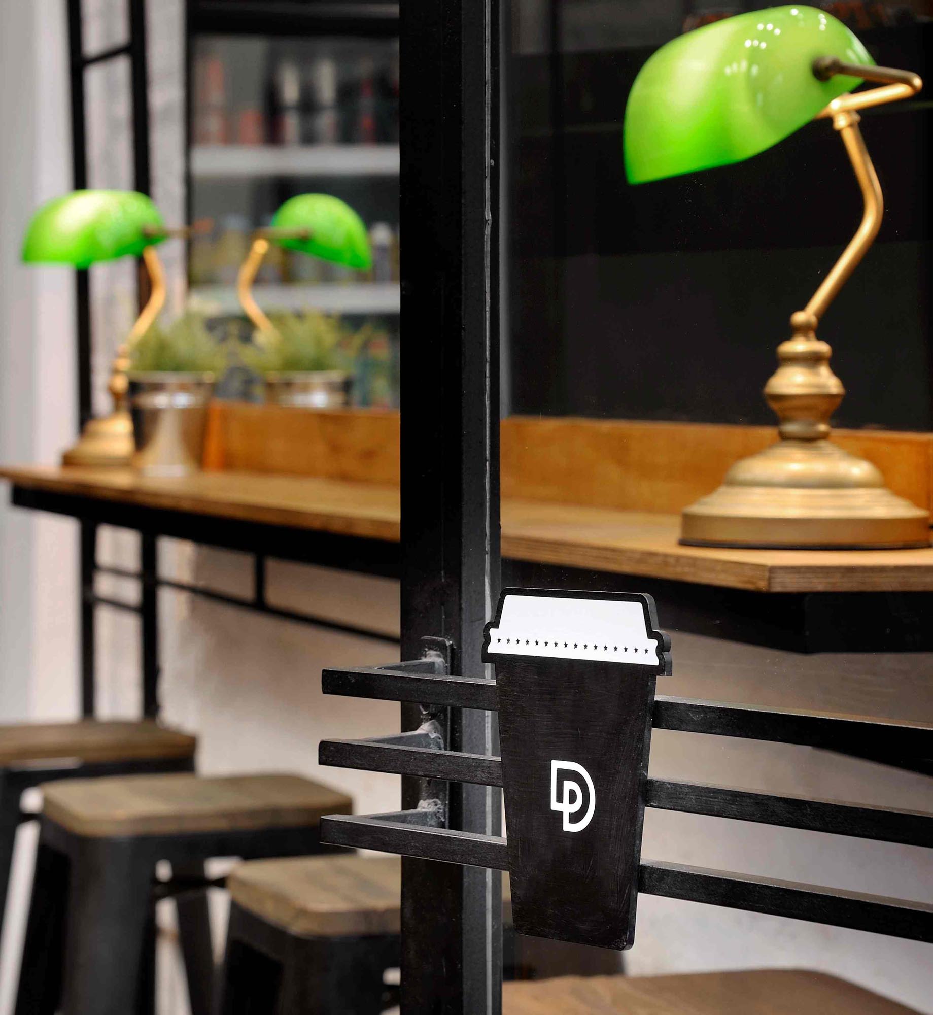 Mẫu đèn đơn giản, không kém phần hiện đại trong thiết kế quán cafe không gian nhỏ
