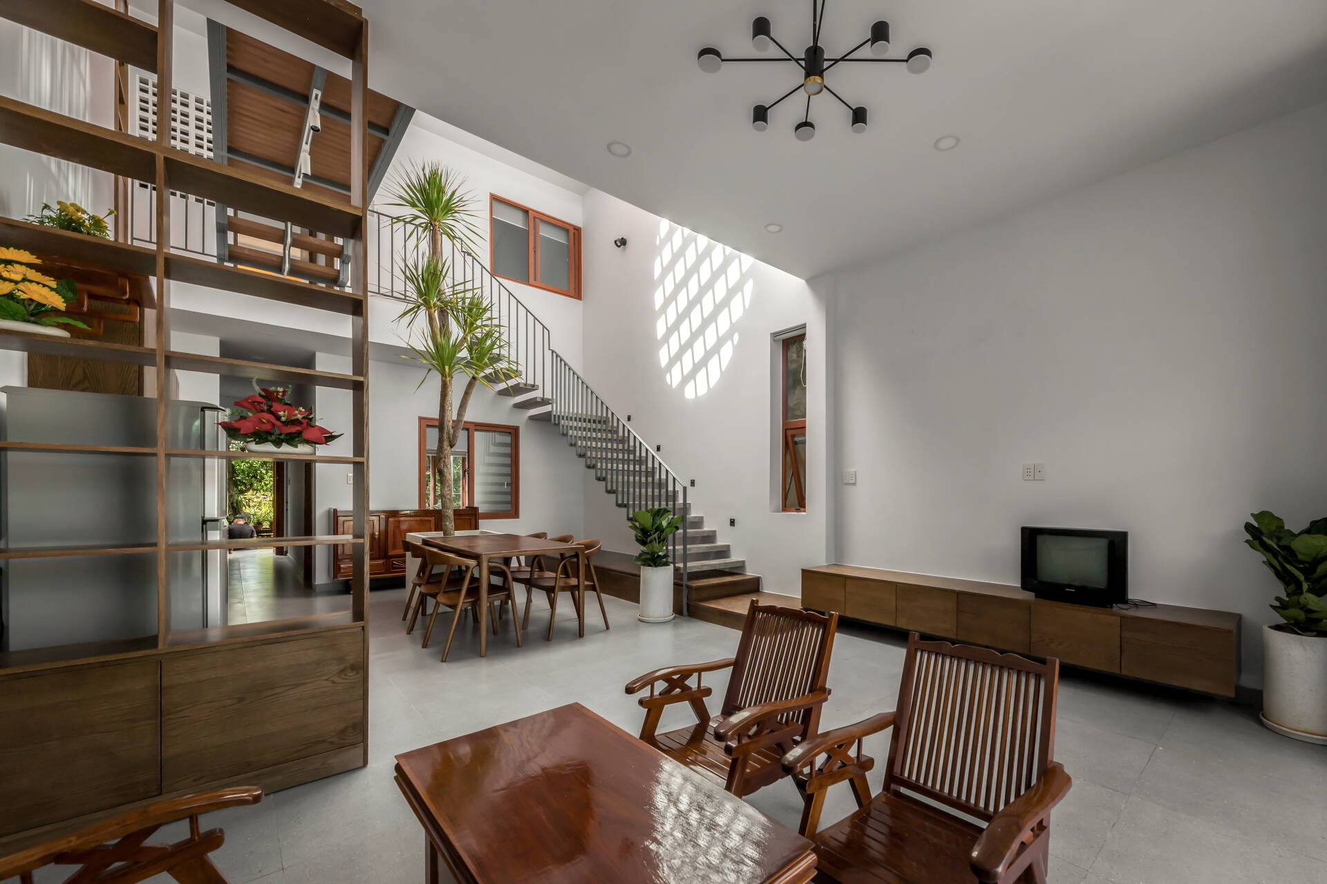 Không gian sinh hoạt chính gồm phòng khách, bếp và khu ăn uống được thiết kế mở, liền mạch

