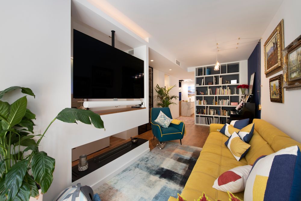 Thiết kế phòng khách chung cư gần ban công giúp căn phòng rộng rãi, thoáng mát nhờ tận dụng ánh sáng tự nhiên
