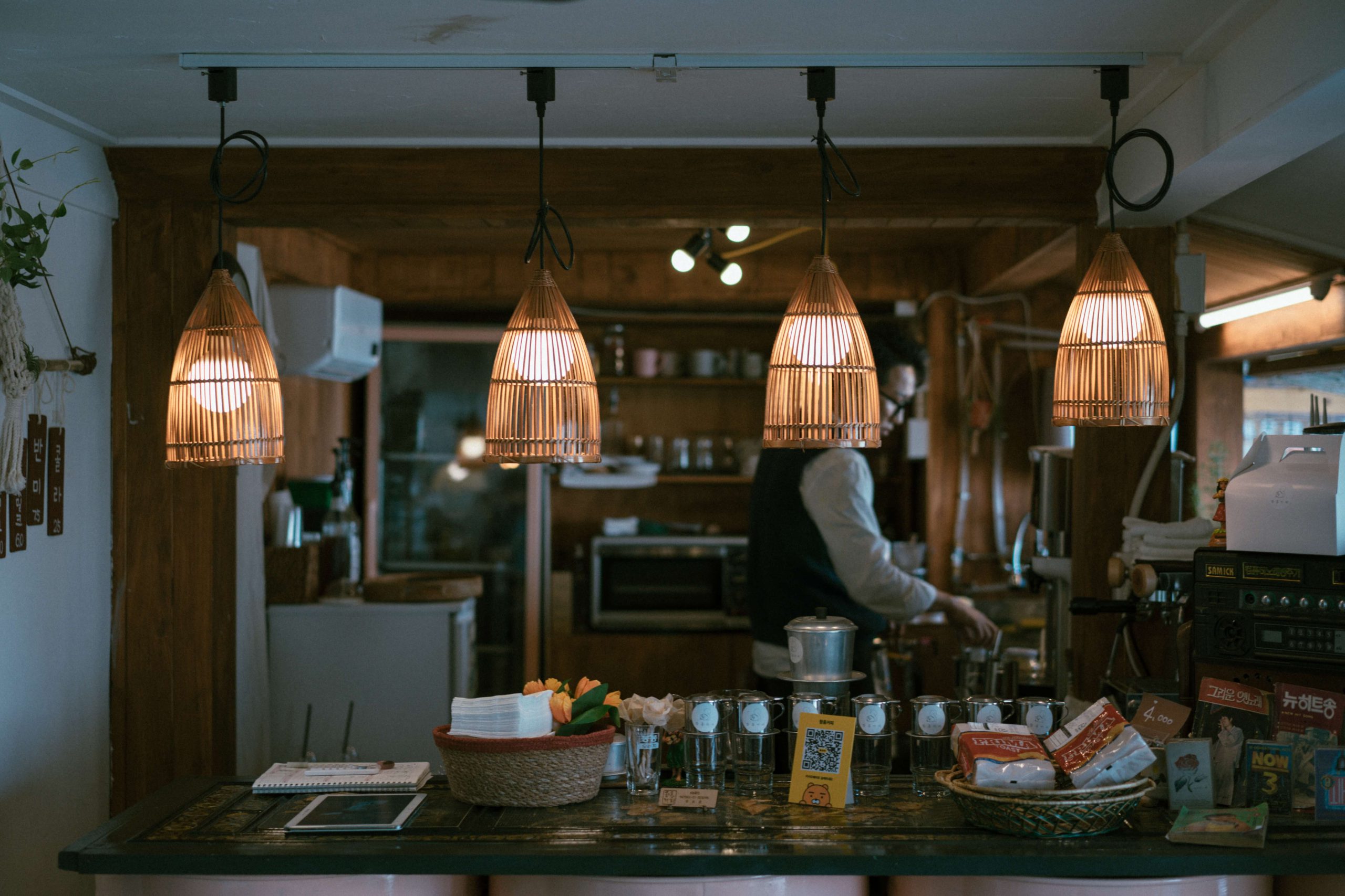 Đèn chùm trong thiết kế quán cà phê bằng tre